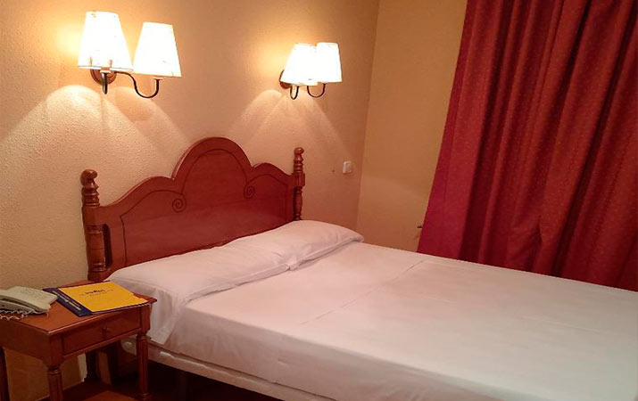 twin room with 2 beds